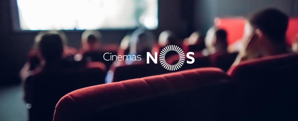 Casal com dois filhos assiste a filme nos Cinemas NOS.